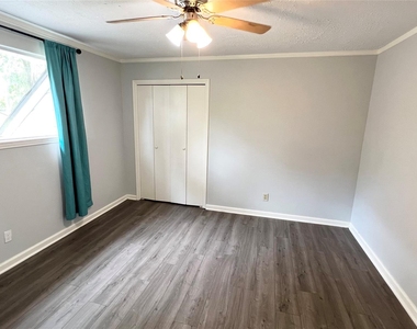 803 Glen Hollow Drive - Photo Thumbnail 18