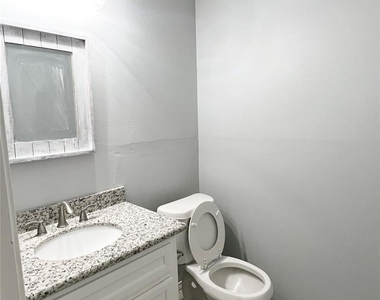 803 Glen Hollow Drive - Photo Thumbnail 17