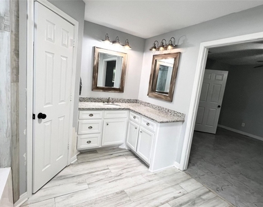 803 Glen Hollow Drive - Photo Thumbnail 10