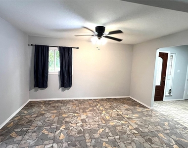 803 Glen Hollow Drive - Photo Thumbnail 2