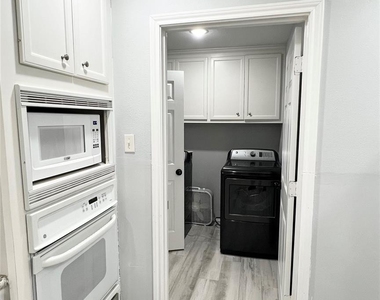 803 Glen Hollow Drive - Photo Thumbnail 4