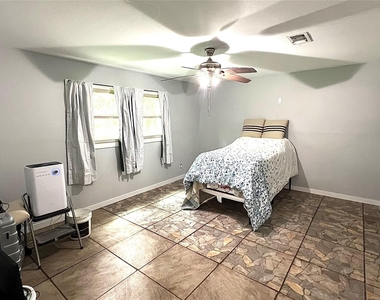 803 Glen Hollow Drive - Photo Thumbnail 13