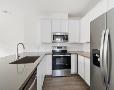 829 Paul Quinn Street - Photo Thumbnail 5