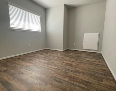 1502 Claremont Garden Circle - Photo Thumbnail 16