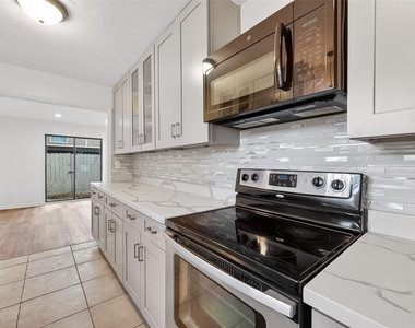 500 N Post Oak Lane - Photo Thumbnail 13