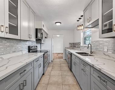 500 N Post Oak Lane - Photo Thumbnail 17