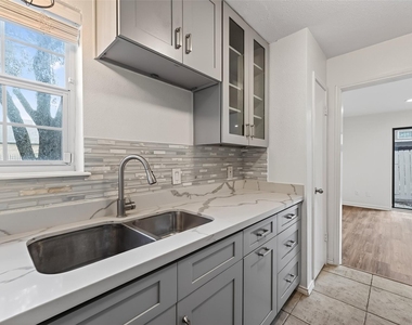 500 N Post Oak Lane - Photo Thumbnail 14