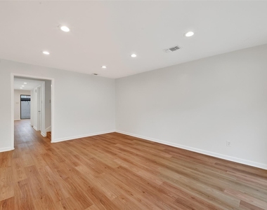 500 N Post Oak Lane - Photo Thumbnail 3