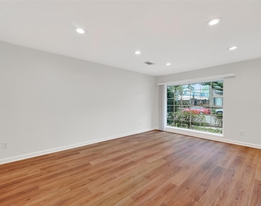 500 N Post Oak Lane - Photo Thumbnail 6