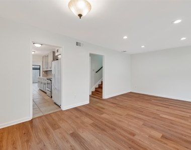 500 N Post Oak Lane - Photo Thumbnail 8