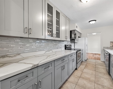 500 N Post Oak Lane - Photo Thumbnail 18