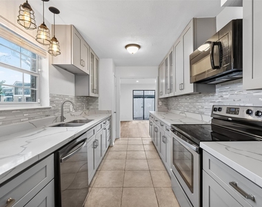 500 N Post Oak Lane - Photo Thumbnail 11