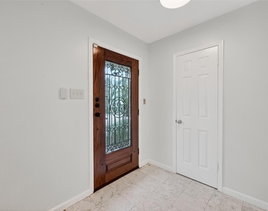 500 N Post Oak Lane - Photo Thumbnail 2