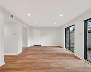 500 N Post Oak Lane - Photo Thumbnail 21