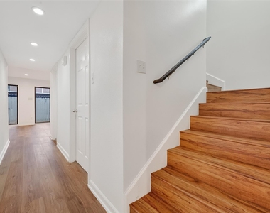 500 N Post Oak Lane - Photo Thumbnail 23