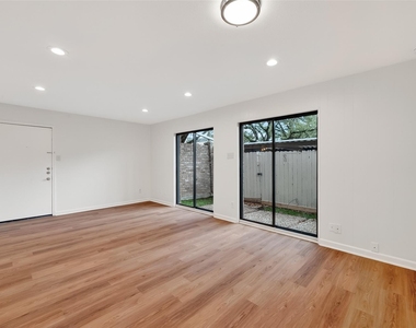 500 N Post Oak Lane - Photo Thumbnail 22