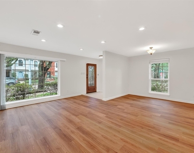 500 N Post Oak Lane - Photo Thumbnail 5