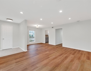 500 N Post Oak Lane - Photo Thumbnail 4