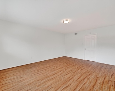 500 N Post Oak Lane - Photo Thumbnail 31