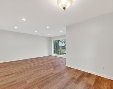 500 N Post Oak Lane - Photo Thumbnail 7
