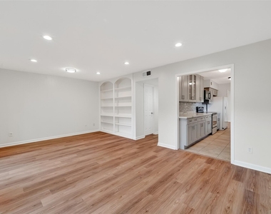 500 N Post Oak Lane - Photo Thumbnail 19