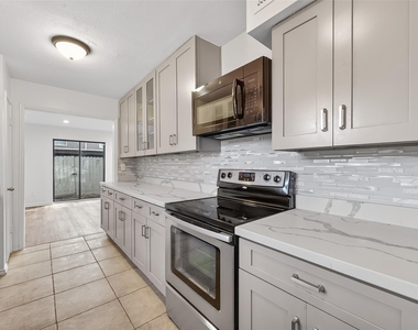 500 N Post Oak Lane - Photo Thumbnail 12