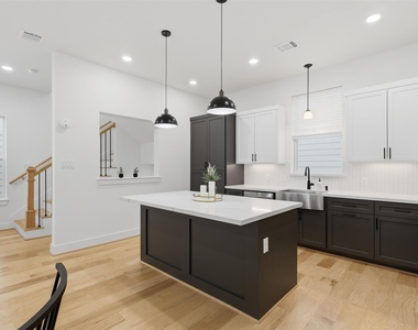 714 W Donovan Street - Photo Thumbnail 7