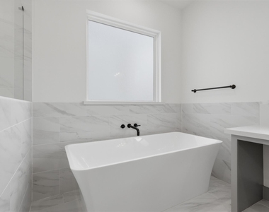 714 W Donovan Street - Photo Thumbnail 12