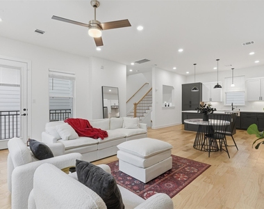714 W Donovan Street - Photo Thumbnail 1