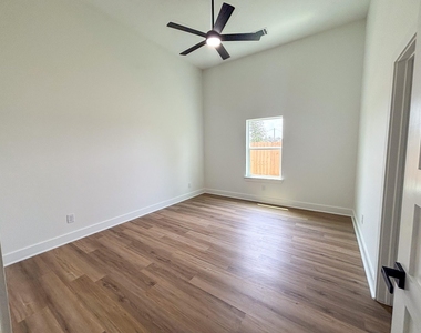 1031 Exotic Pine Street - Photo Thumbnail 4