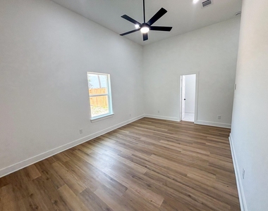 1031 Exotic Pine Street - Photo Thumbnail 6