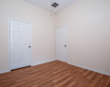 18006 Willow Cliff Lane - Photo Thumbnail 17