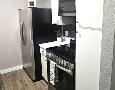 3025 Walnut Bend - Photo Thumbnail 2