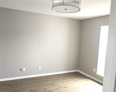3025 Walnut Bend - Photo Thumbnail 6