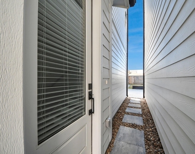 1102 Mansfield Street - Photo Thumbnail 36