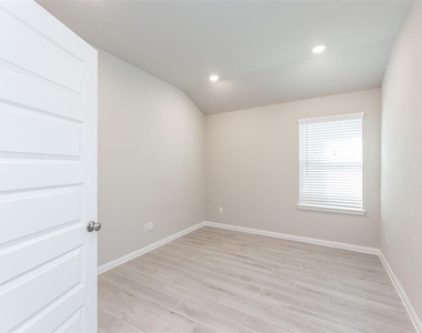 7214 Toluca Drive - Photo Thumbnail 5