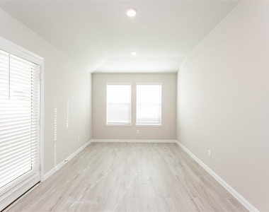 7214 Toluca Drive - Photo Thumbnail 8