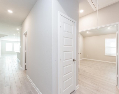 7214 Toluca Drive - Photo Thumbnail 4