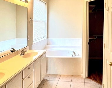 4911 Knights Branch Drive - Photo Thumbnail 14