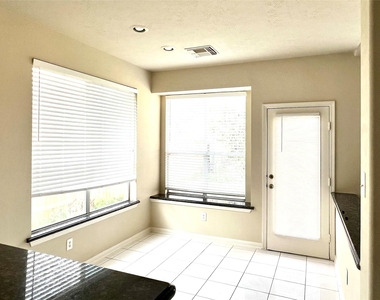 4911 Knights Branch Drive - Photo Thumbnail 7