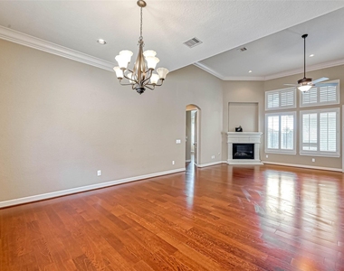 5014 Fairford Drive - Photo Thumbnail 8