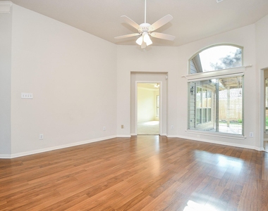 1816 Oak Lodge Drive - Photo Thumbnail 4