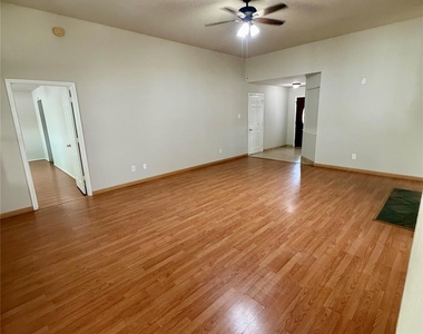 3715 Lindenfield Drive - Photo Thumbnail 5