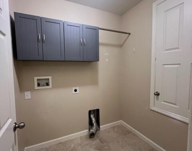 4528 Alligator Flag Circle - Photo Thumbnail 8