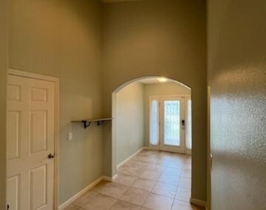 4528 Alligator Flag Circle - Photo Thumbnail 1
