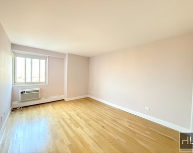 West 93 Street - Photo Thumbnail 4