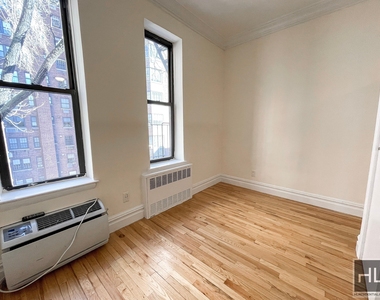 East 85 Street - Photo Thumbnail 5