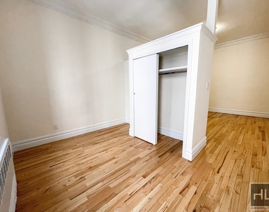 East 85 Street - Photo Thumbnail 3