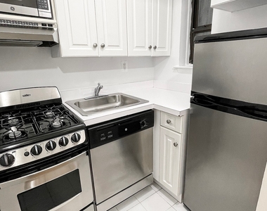 East 85 Street - Photo Thumbnail 2