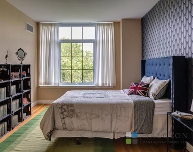 Bedford Avenue - Photo Thumbnail 2